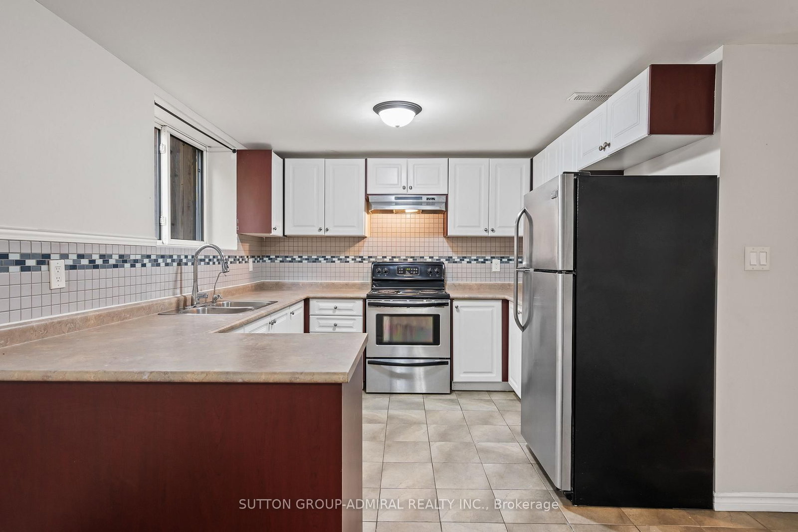 Detached House for sale at 110 Cumberland Street, Barrie, Ontario, L4N 2P7 - Allandale - MLS: S12925742