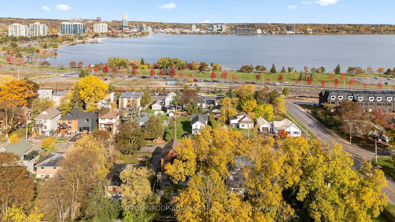 Detached House for sale at 110 Cumberland Street, Barrie, Ontario, L4N 2P7 - Allandale - MLS: S12925742