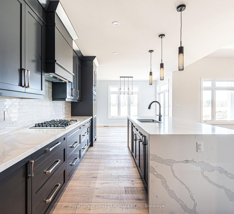 21 Henry Ball Crt, Oro-Medonte, L0K 2G1 | Image 2