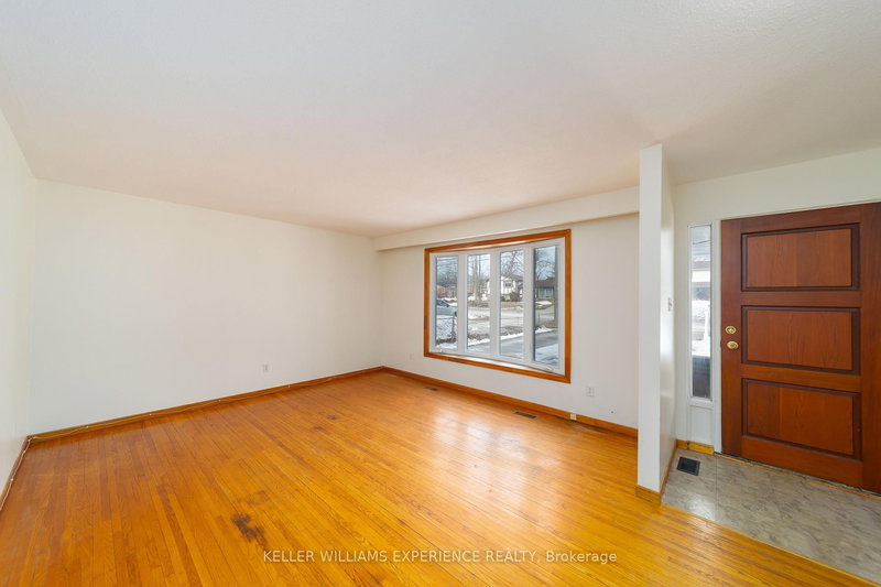 91 Cundles Rd E, Barrie, L4M 2Z8 | Image 3