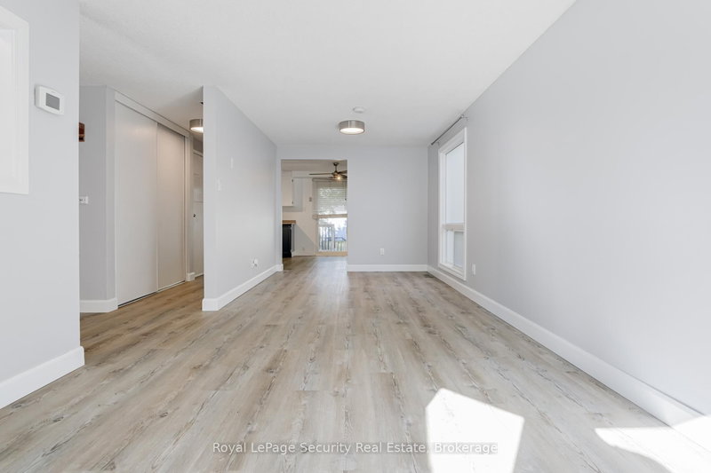 32 Wilson Crt, Barrie, L4N 5K8 | Image 2