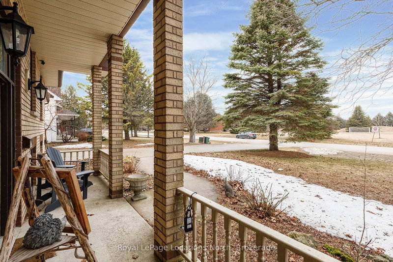 15 Blackburn Ave, Clearview, L0M 1P0 | Image 2