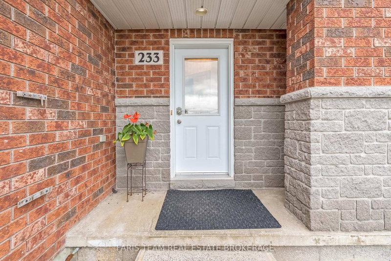 233 Stanley St, Barrie, L4M 6X9 | Image 2
