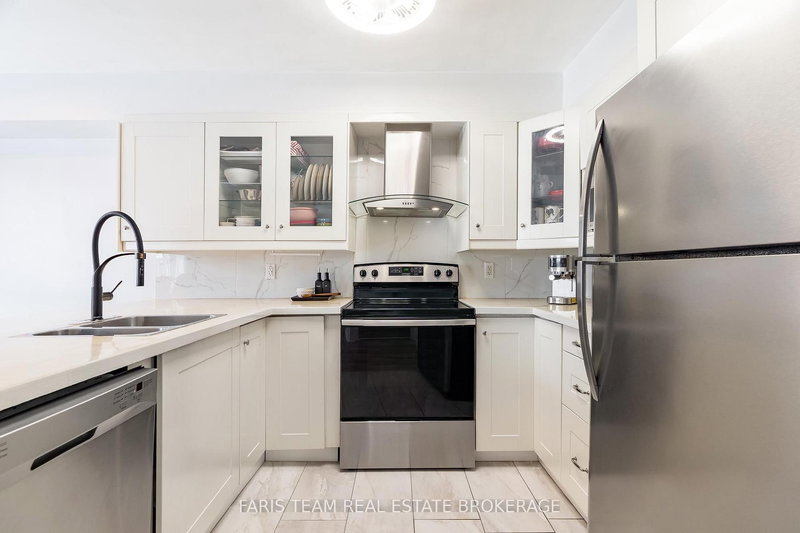 233 Stanley St, Barrie, L4M 6X9 | Image 3