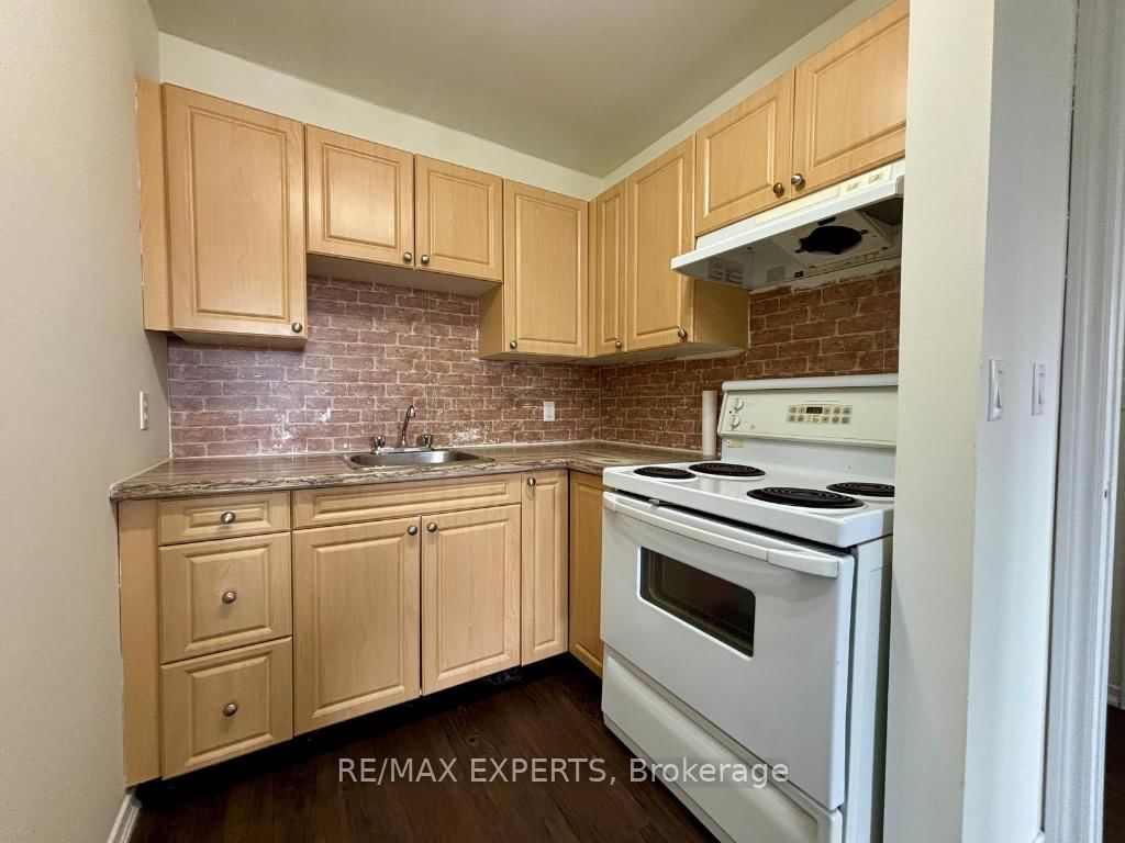 5 Ferndale Drive N, Unit 2