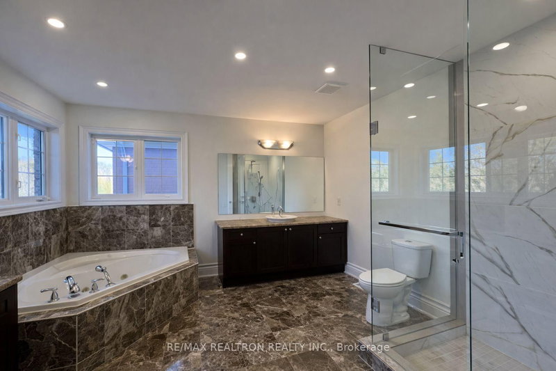 38 Westminster Circ, Barrie, L4M 0A4 | Image 3