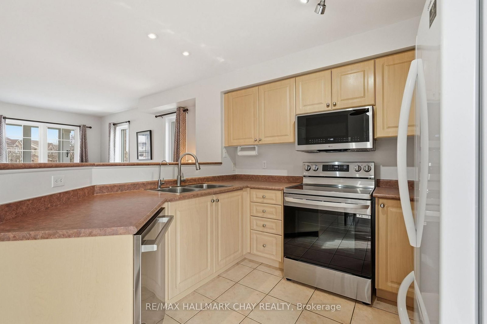 Townhouse for sale at 127 Trevino Circle, Barrie, Ontario, L4M 6T8 - East Bayfield - MLS: S12943852