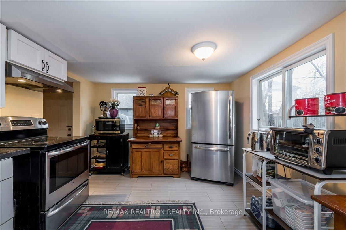 Detached House for sale at 86 John Street, Barrie, Ontario, L4N 2K5 - Sanford - MLS: S12944762