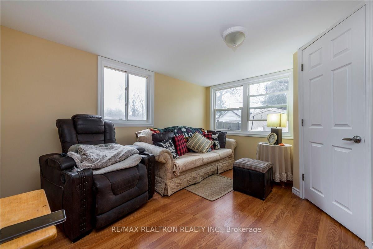 Detached House for sale at 86 John Street, Barrie, Ontario, L4N 2K5 - Sanford - MLS: S12944762