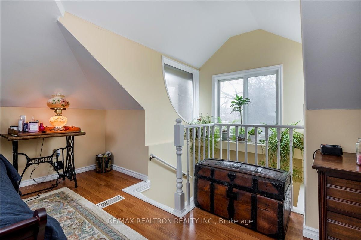 Detached House for sale at 86 John Street, Barrie, Ontario, L4N 2K5 - Sanford - MLS: S12944762