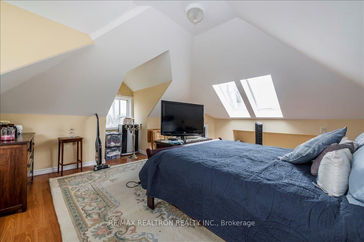 Detached House for sale at 86 John Street, Barrie, Ontario, L4N 2K5 - Sanford - MLS: S12944762