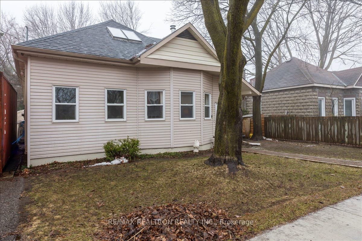 Detached House for sale at 86 John Street, Barrie, Ontario, L4N 2K5 - Sanford - MLS: S12944762