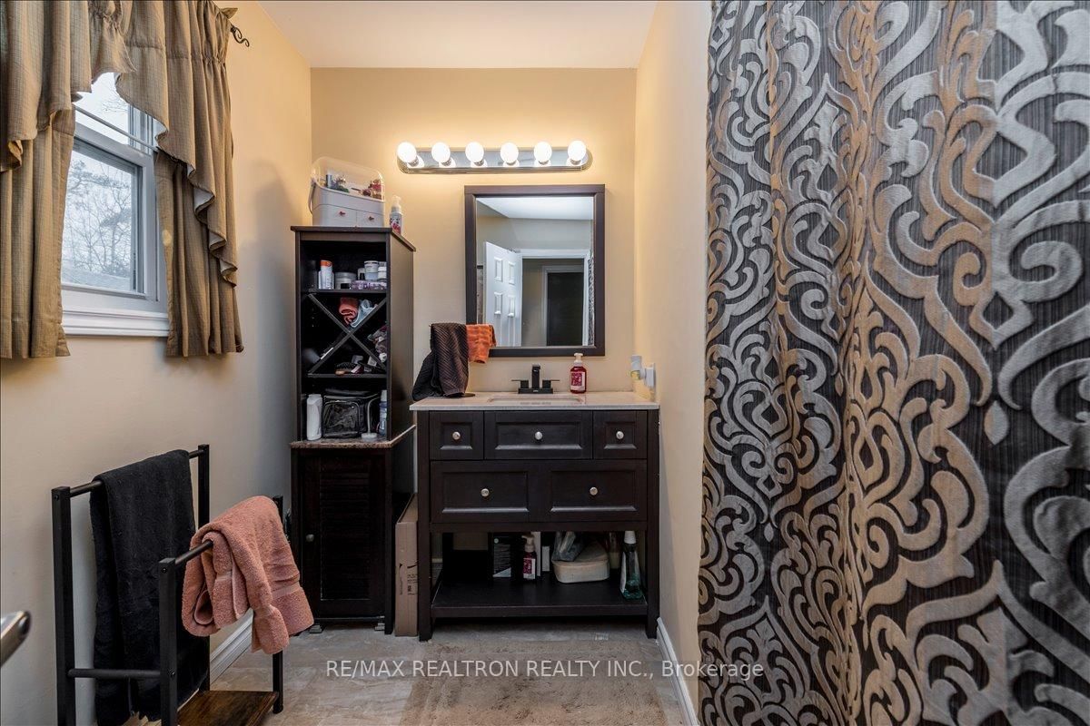 Detached House for sale at 86 John Street, Barrie, Ontario, L4N 2K5 - Sanford - MLS: S12944762