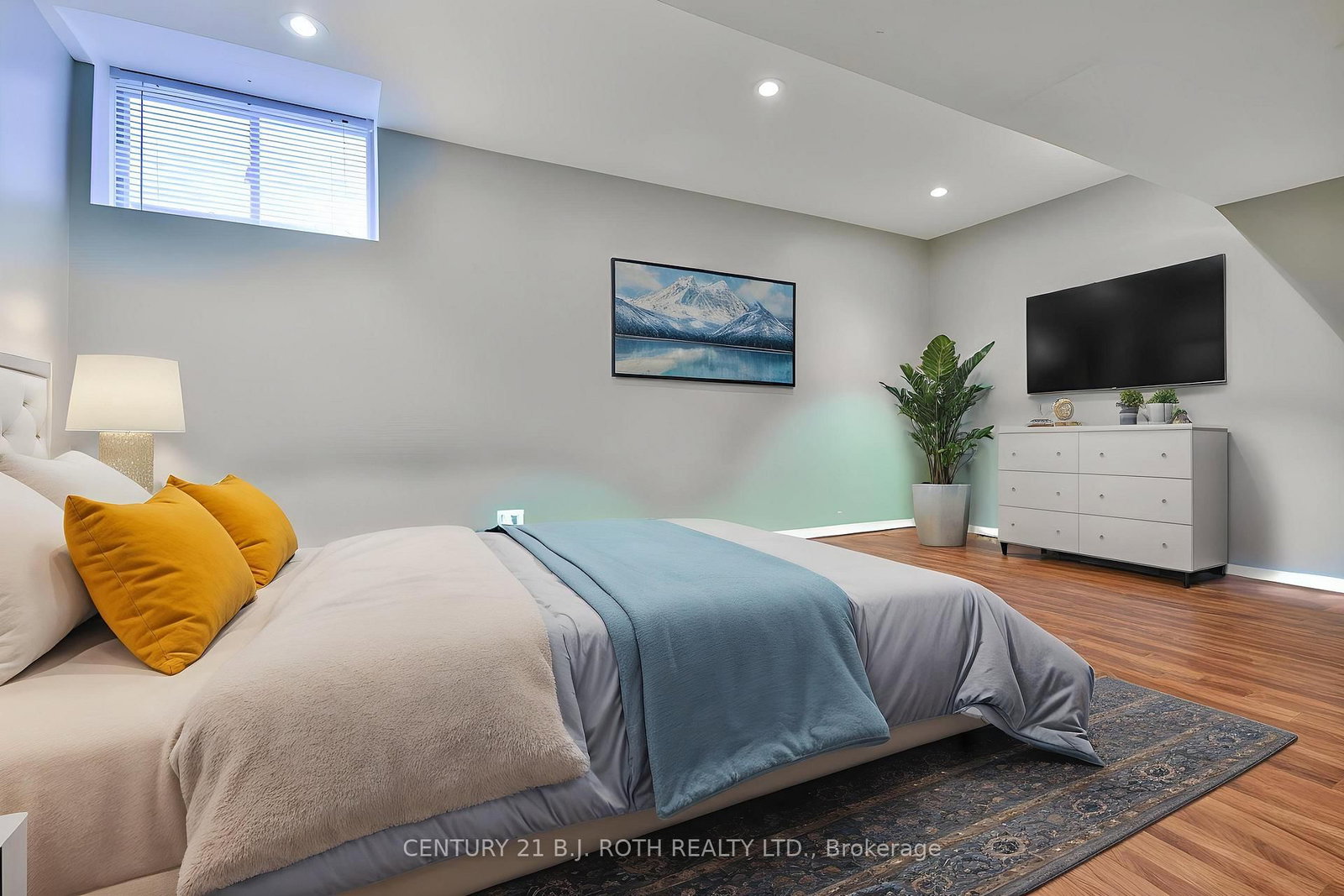 Detached House for sale at 28 Shaina Court, Barrie, Ontario, L4N 9S7 - Painswick South - MLS: S12945374