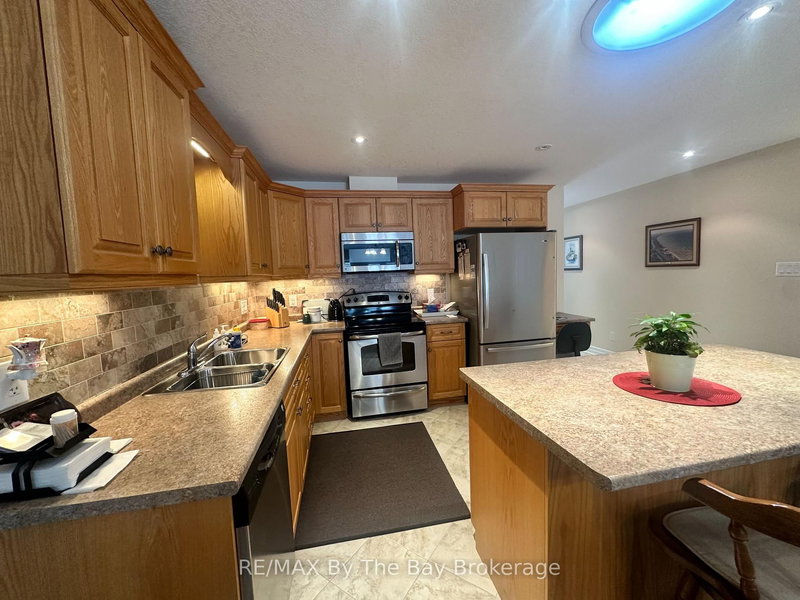 35 Garden Grove Cres, Wasaga Beach, L9Z 0E6 | Image 2
