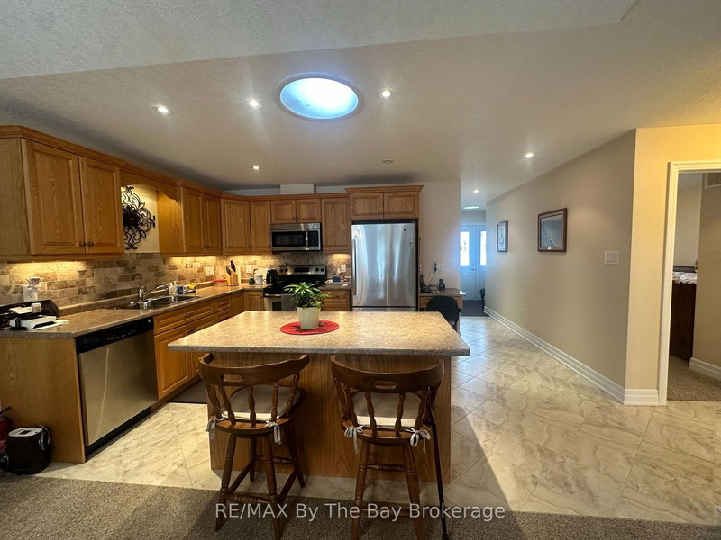 35 Garden Grove Cres, Wasaga Beach, L9Z 0E6 | Image 3