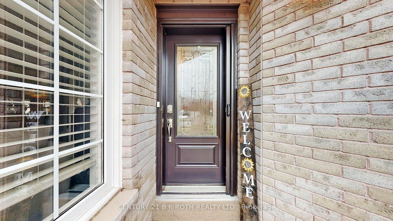 14 Round Leaf Crt, Barrie, L4N 9N3 | Image 3
