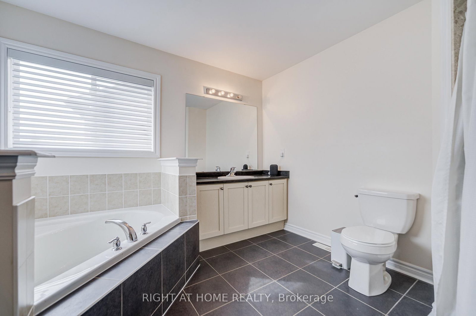 Detached House for sale at 79 The Queensway Way, Barrie, Ontario, L4M 7J3 - Innis-Shore - MLS: S12952022