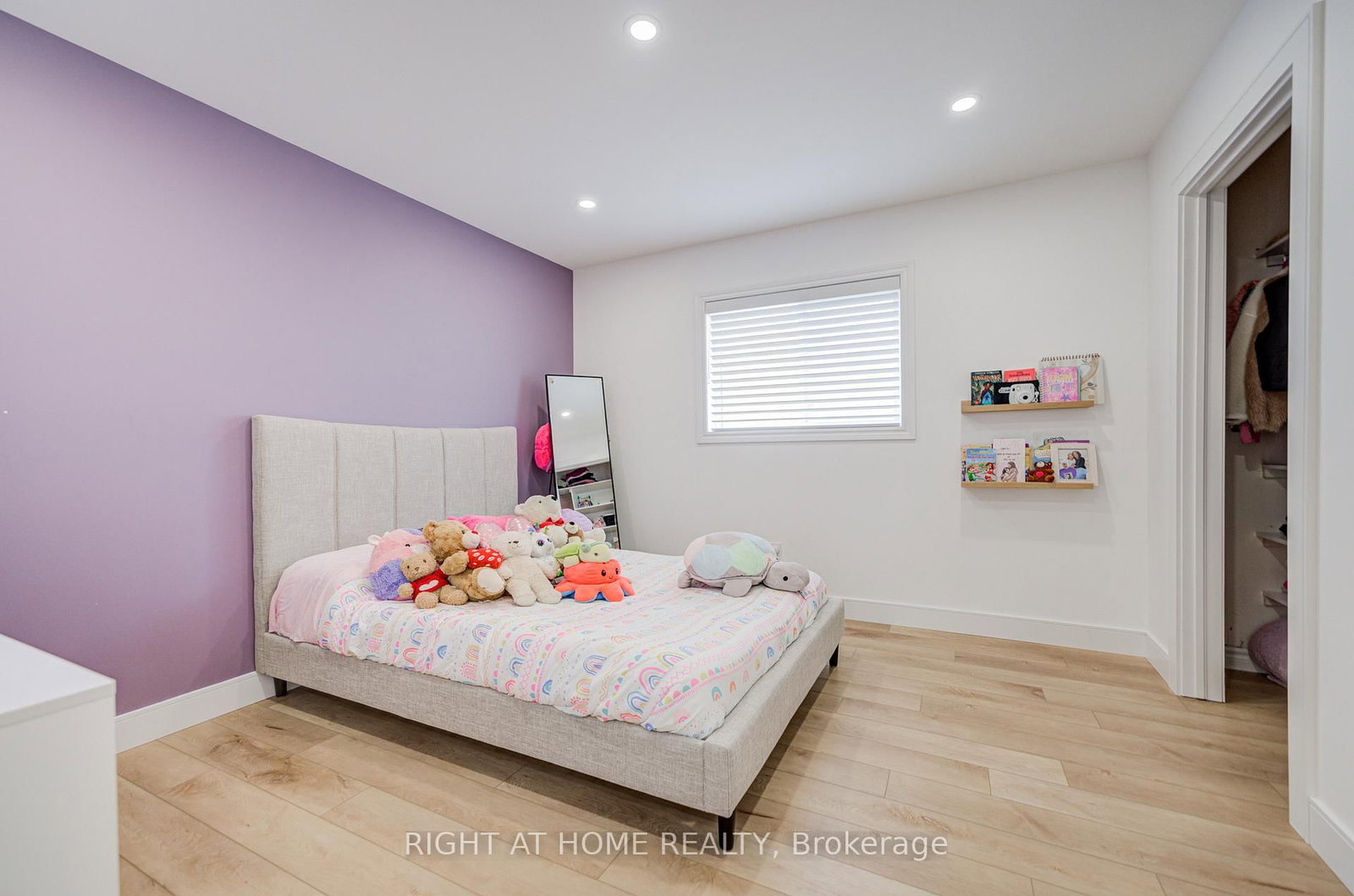 Detached House for sale at 79 The Queensway Way, Barrie, Ontario, L4M 7J3 - Innis-Shore - MLS: S12952022