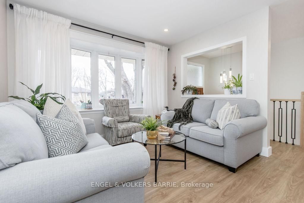 Detached House for sale at 68 Ottaway Avenue, Barrie, Ontario, L4M 2X2 - Wellington - MLS: S12952368