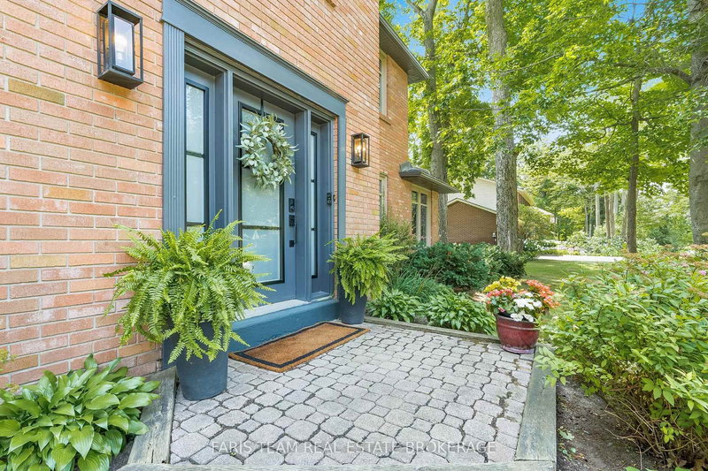 8 Malta Cres, Springwater, L9X 0P2 | Image 3