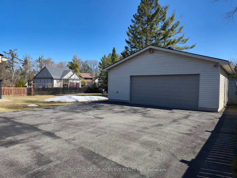 355 Zoo Park Rd, Wasaga Beach, L9Z 1S7 | Image 2