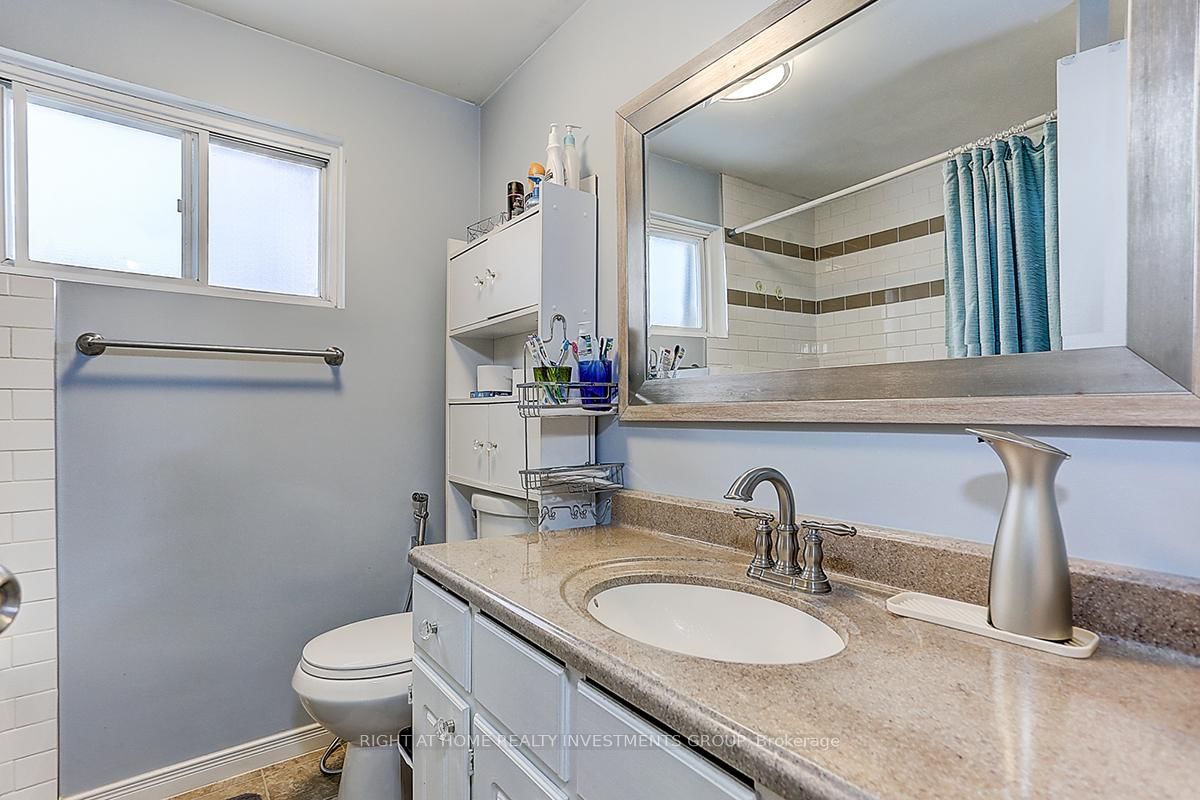 Detached House for sale at 143 Springdale Drive, Barrie, Ontario, L4M 4Y1 - Cundles East - MLS: S12969060