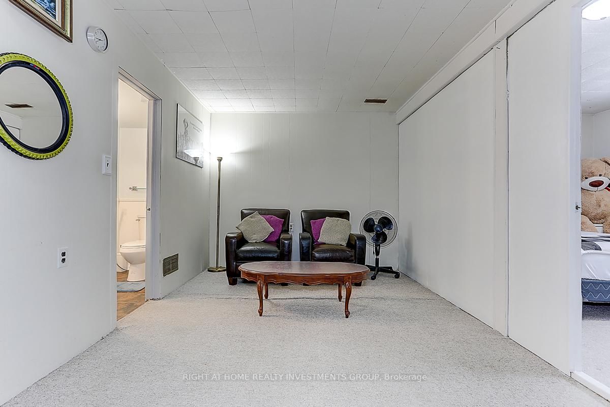 Detached House for sale at 143 Springdale Drive, Barrie, Ontario, L4M 4Y1 - Cundles East - MLS: S12969060