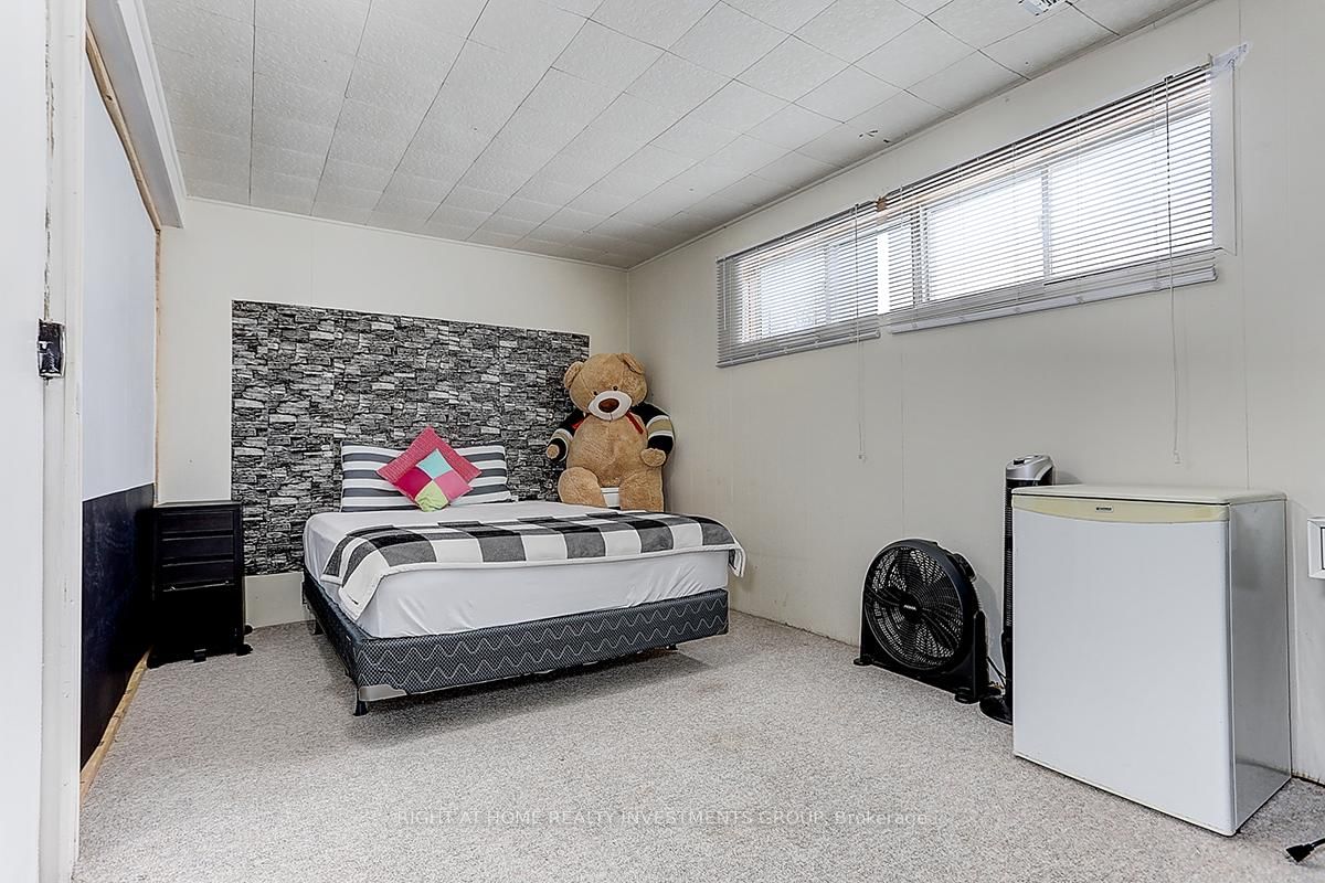 Detached House for sale at 143 Springdale Drive, Barrie, Ontario, L4M 4Y1 - Cundles East - MLS: S12969060