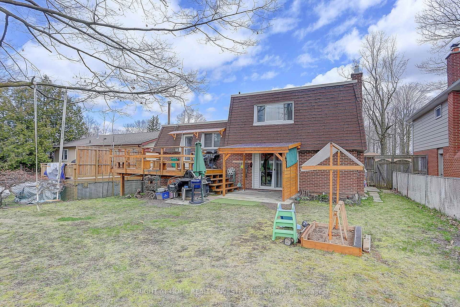 Detached House for sale at 143 Springdale Drive, Barrie, Ontario, L4M 4Y1 - Cundles East - MLS: S12969060