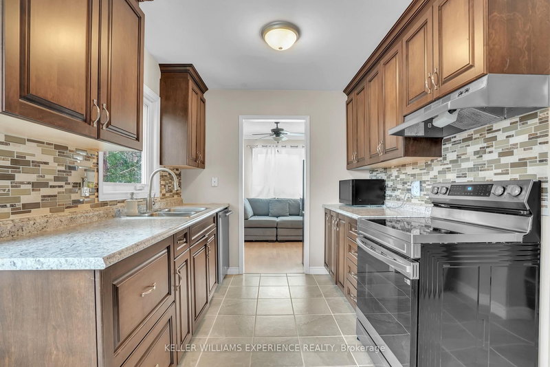 24 Lindsay Crt, Barrie, L4M 6G5 | Image 3