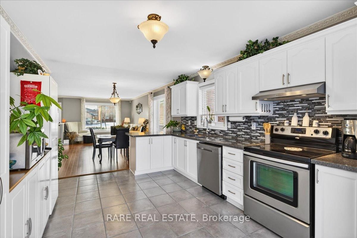 Detached House for sale at 220 Livingstone Street, Barrie, Ontario, L4M 6M5 - Little Lake - MLS: S12969956