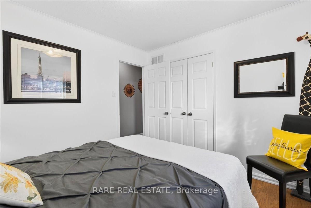 Detached House for sale at 220 Livingstone Street, Barrie, Ontario, L4M 6M5 - Little Lake - MLS: S12969956