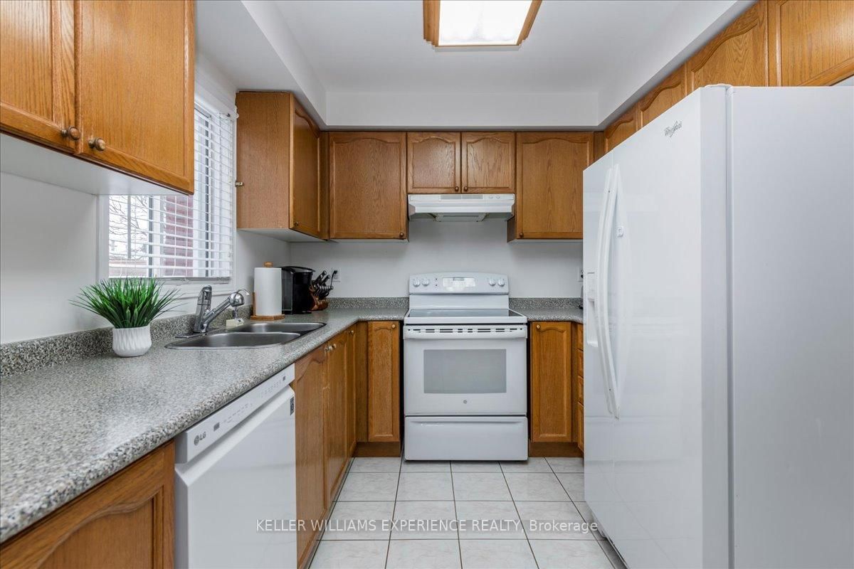 Detached House for sale at 132 James Street, Barrie, Ontario, L4N 6X9 - Ardagh - MLS: S12970442