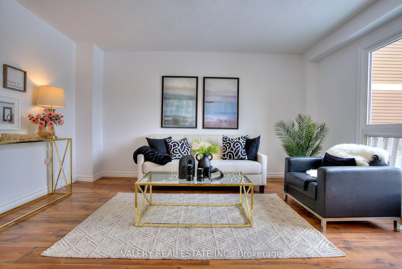 24 Lampman Ln Lane, Barrie, L4N 5B1 | Image 2