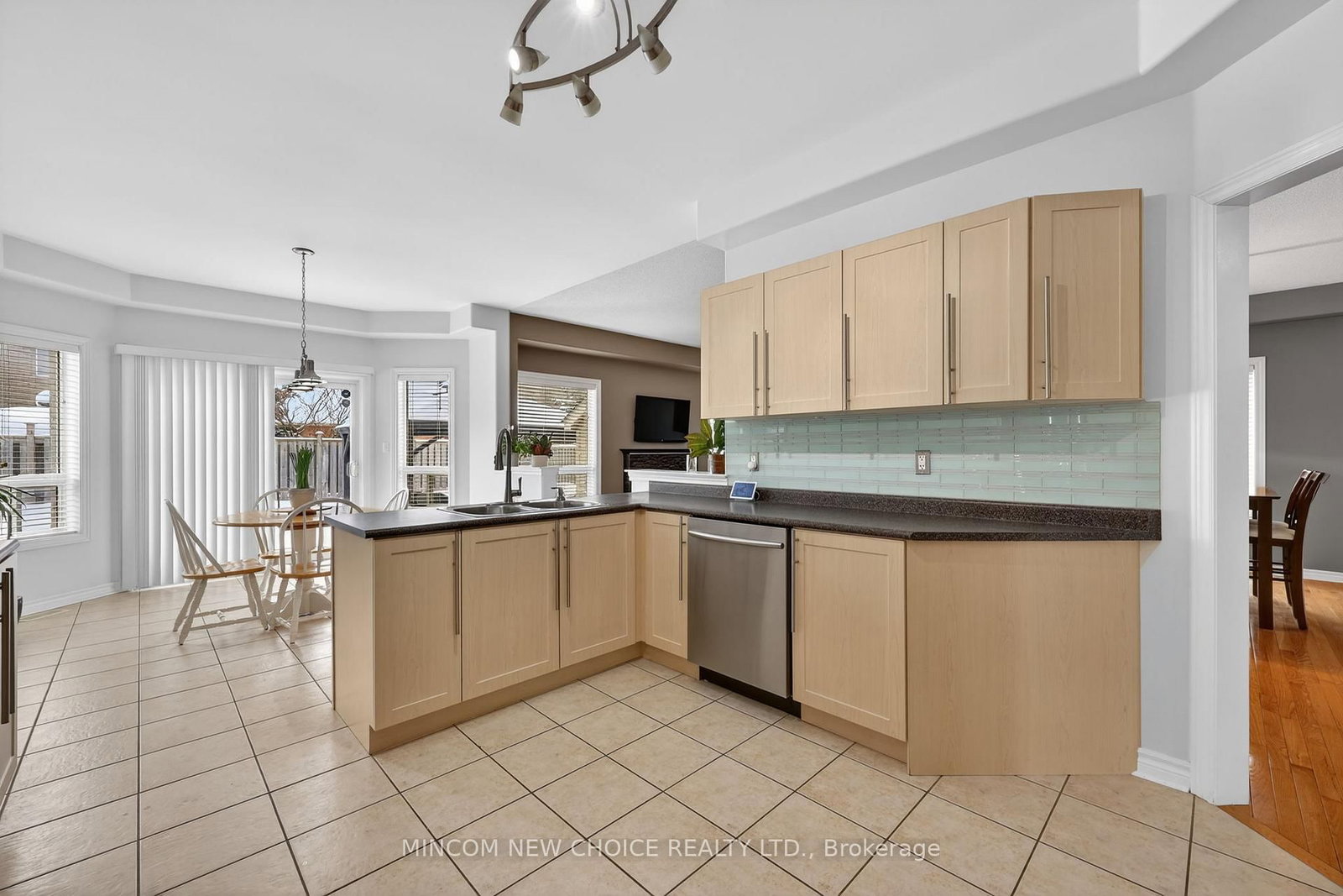 Detached House for sale at 37 Westminster Circle, Barrie, Ontario, L4M 0A4 - Innis-Shore - MLS: S12974904