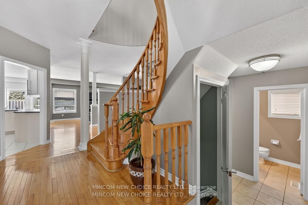 Detached House for sale at 37 Westminster Circle, Barrie, Ontario, L4M 0A4 - Innis-Shore - MLS: S12974904