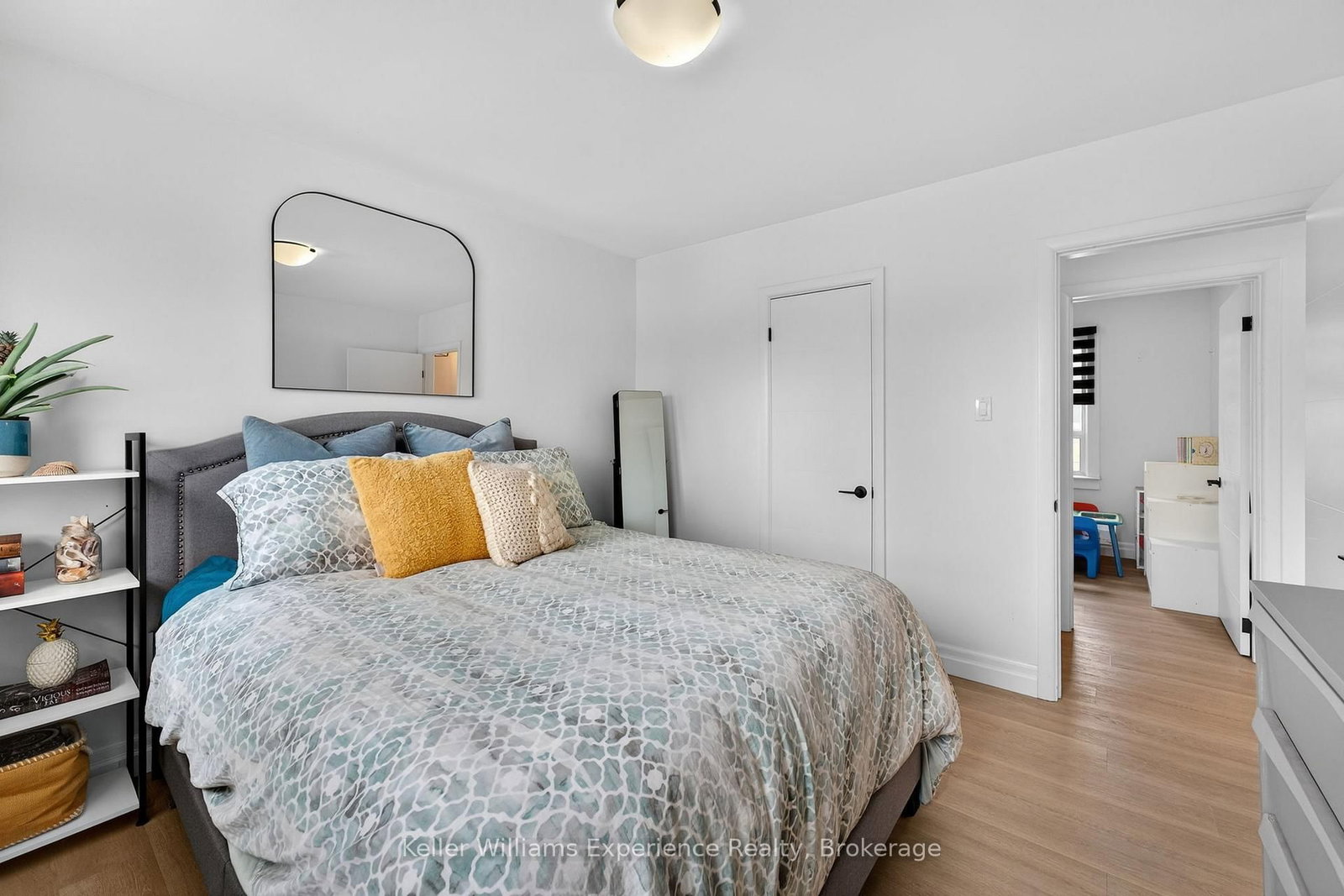 Detached House for sale at 106 Nelson Street, Barrie, Ontario, L4M 4K7 - Codrington - MLS: S12976056