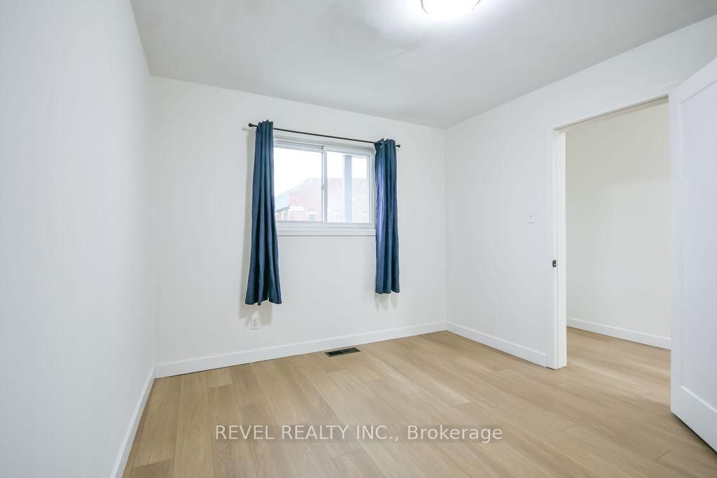 44 Parkside Drive • Barrie, ON photo 8