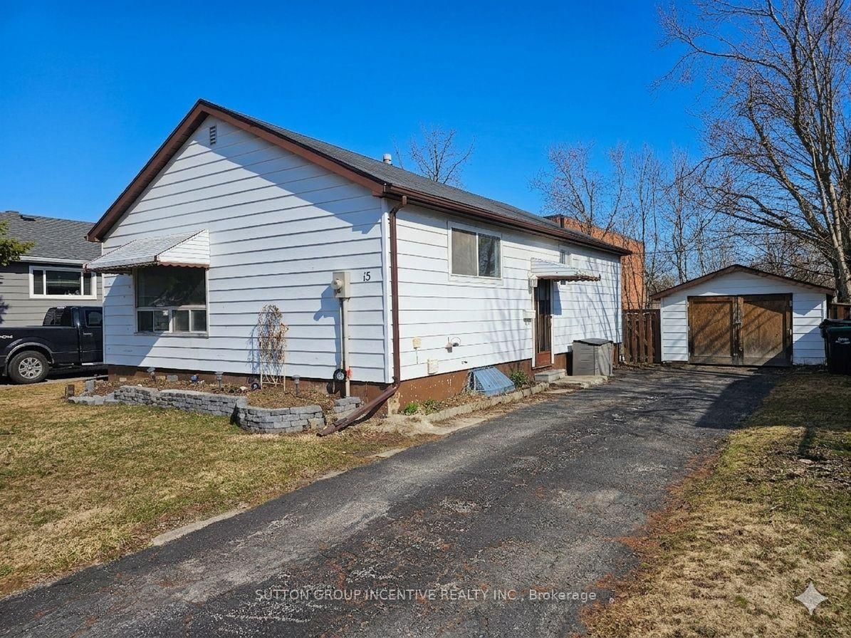 Detached House for sale at 15 Newton Street, Barrie, Ontario, L4M 3N2 - Wellington - MLS: S12981478