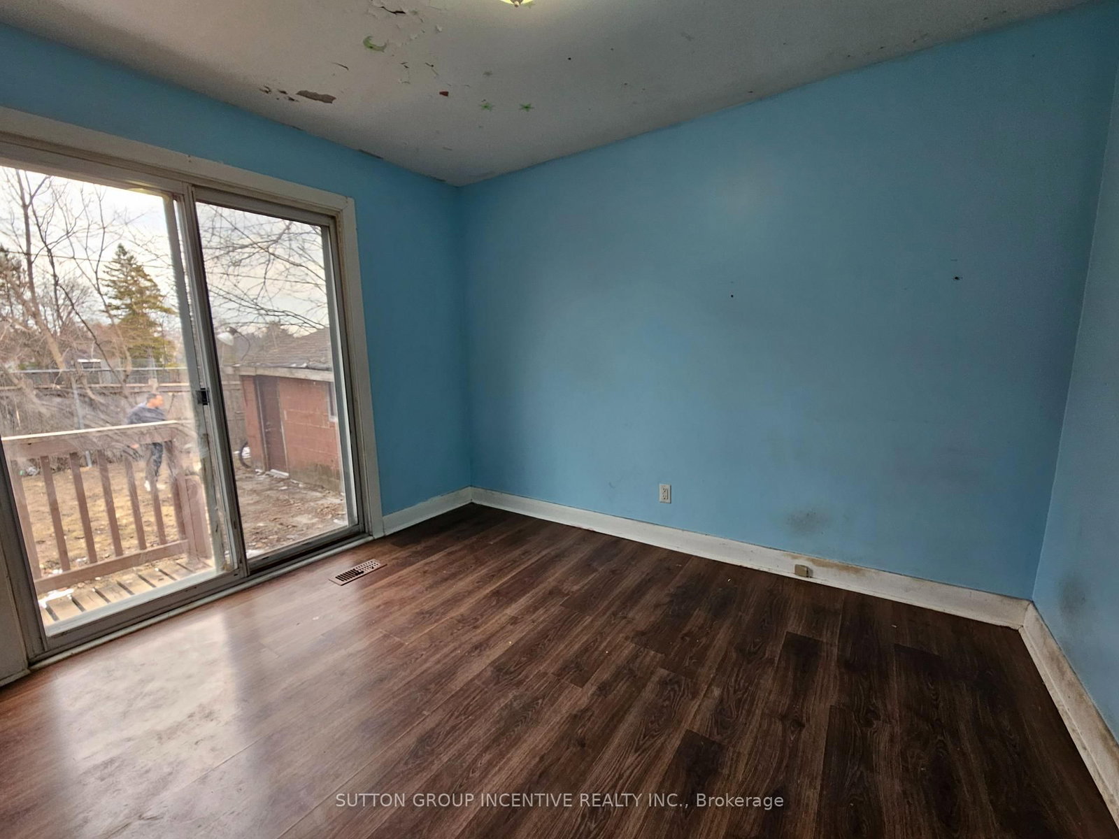 Detached House for sale at 15 Newton Street, Barrie, Ontario, L4M 3N2 - Wellington - MLS: S12981478