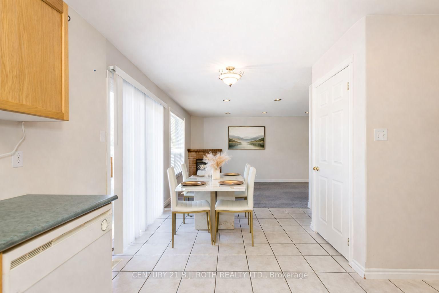 Detached House for sale at 212 Pringle Drive, Barrie, Ontario, L4N 0P5 - Edgehill Drive - MLS: S12982148