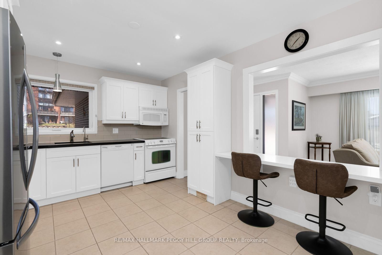 Detached House for sale at 10 Duckworth Street, Barrie, Ontario, L4M 3V8 - North Shore - MLS: S12982370