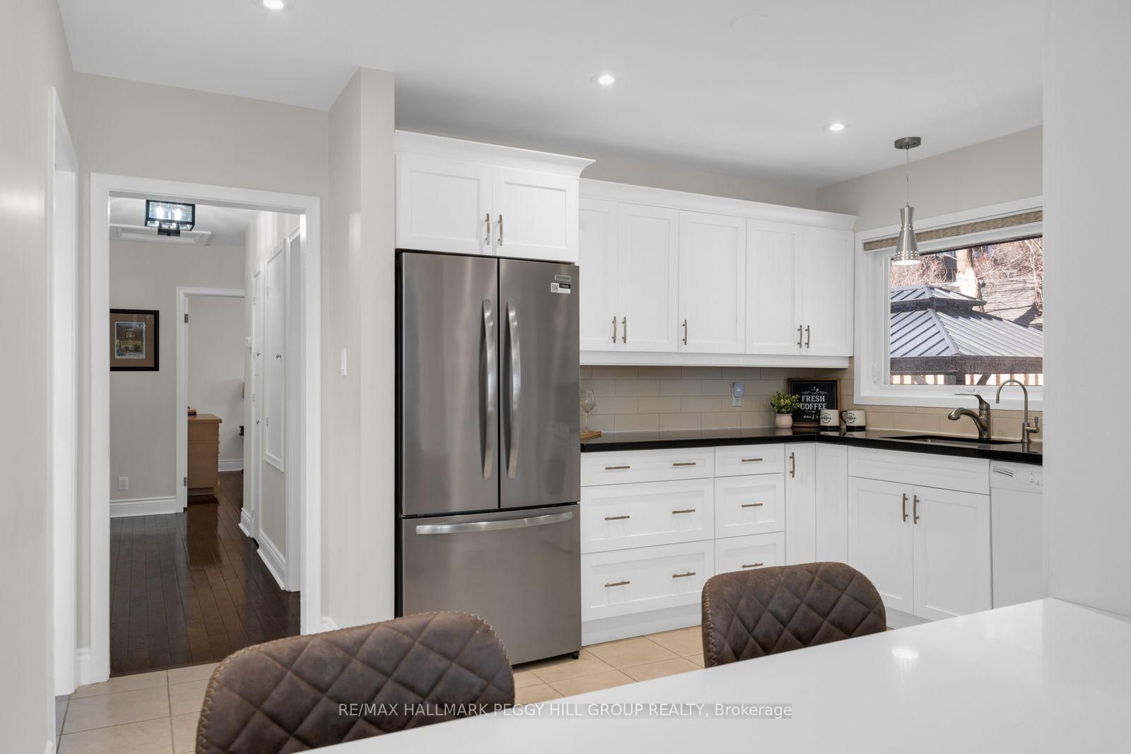 Detached House for sale at 10 Duckworth Street, Barrie, Ontario, L4M 3V8 - North Shore - MLS: S12982370