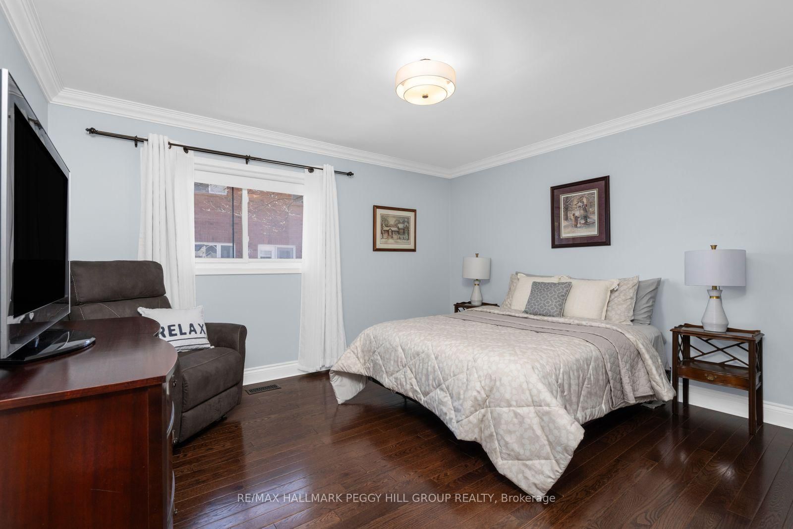 Detached House for sale at 10 Duckworth Street, Barrie, Ontario, L4M 3V8 - North Shore - MLS: S12982370