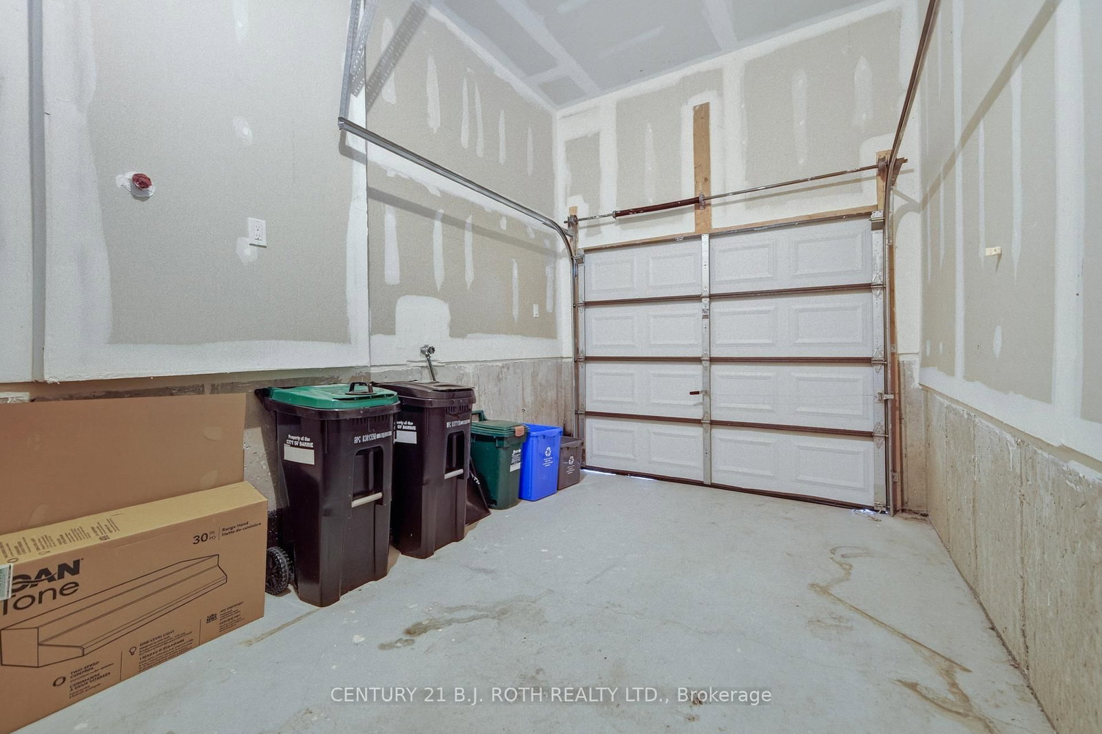 Detached House for sale at 17 BEDFORD ESTATES Crescent, Barrie, Ontario, L4N 9K5 - Bayshore - MLS: S12983270