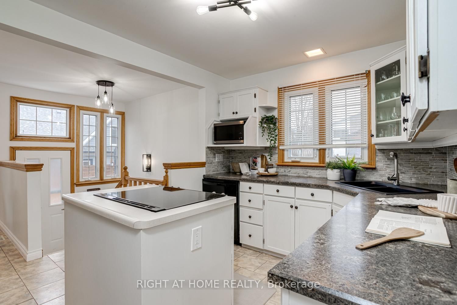 Detached House for sale at 52 Highland Avenue, Barrie, Ontario, L4M 1N3 - Codrington - MLS: S12986770