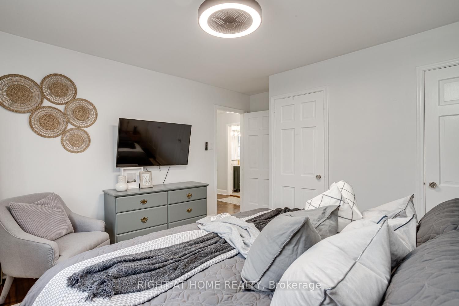 Detached House for sale at 52 Highland Avenue, Barrie, Ontario, L4M 1N3 - Codrington - MLS: S12986770