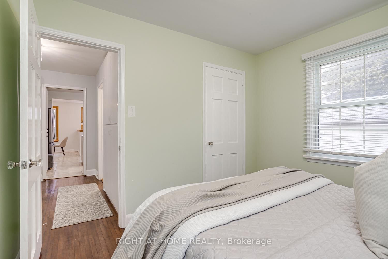 Detached House for sale at 52 Highland Avenue, Barrie, Ontario, L4M 1N3 - Codrington - MLS: S12986770