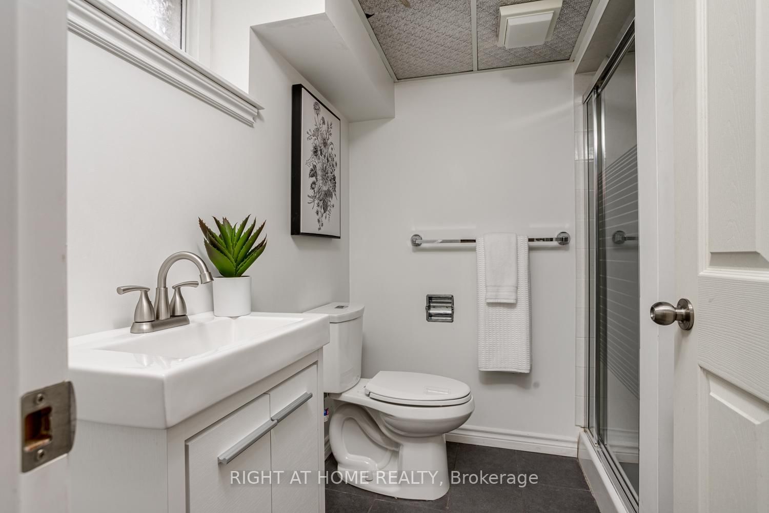 Detached House for sale at 52 Highland Avenue, Barrie, Ontario, L4M 1N3 - Codrington - MLS: S12986770